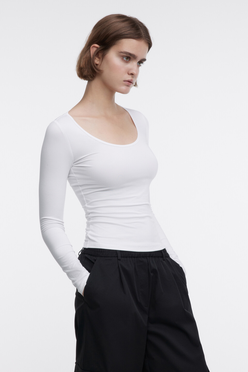 Лонгслив облегающий гладкий с глубоким вырезом - цвет белый - 2