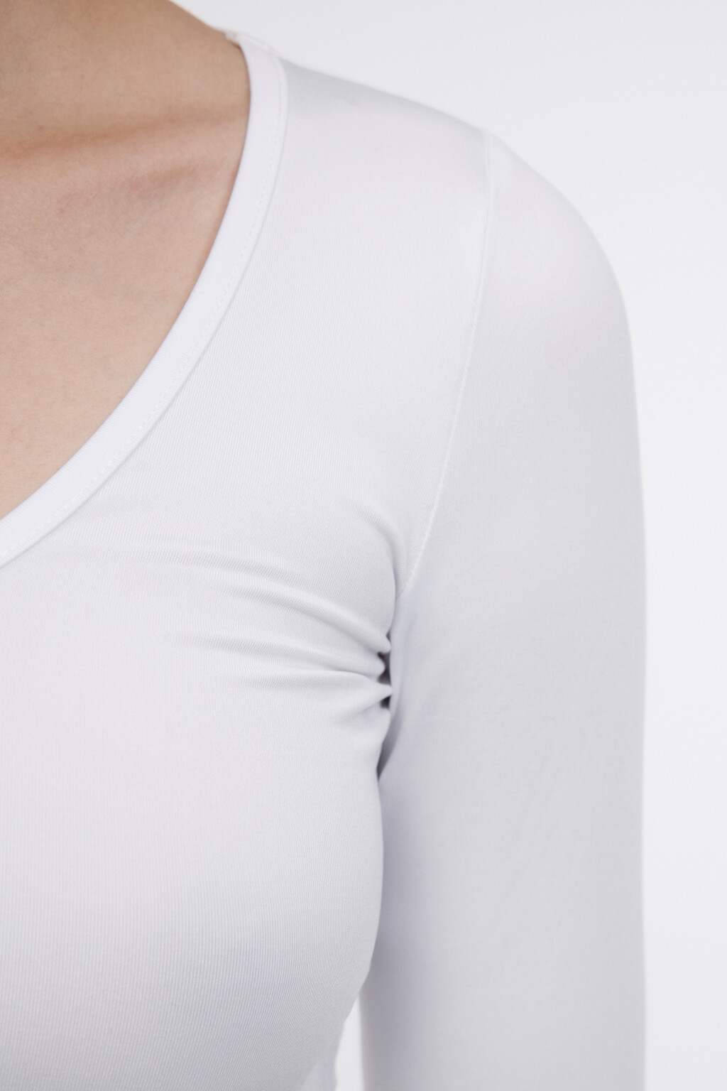 Лонгслив облегающий гладкий с глубоким вырезом - цвет белый - 6