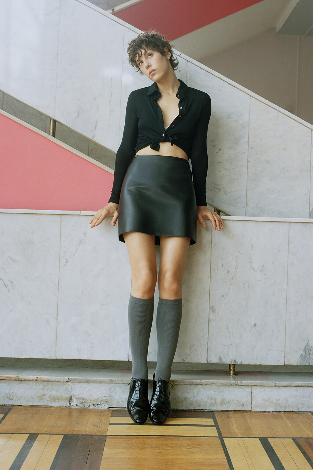 Юбка-трапеция мини с кожаной фактурой - цвет черный - 8