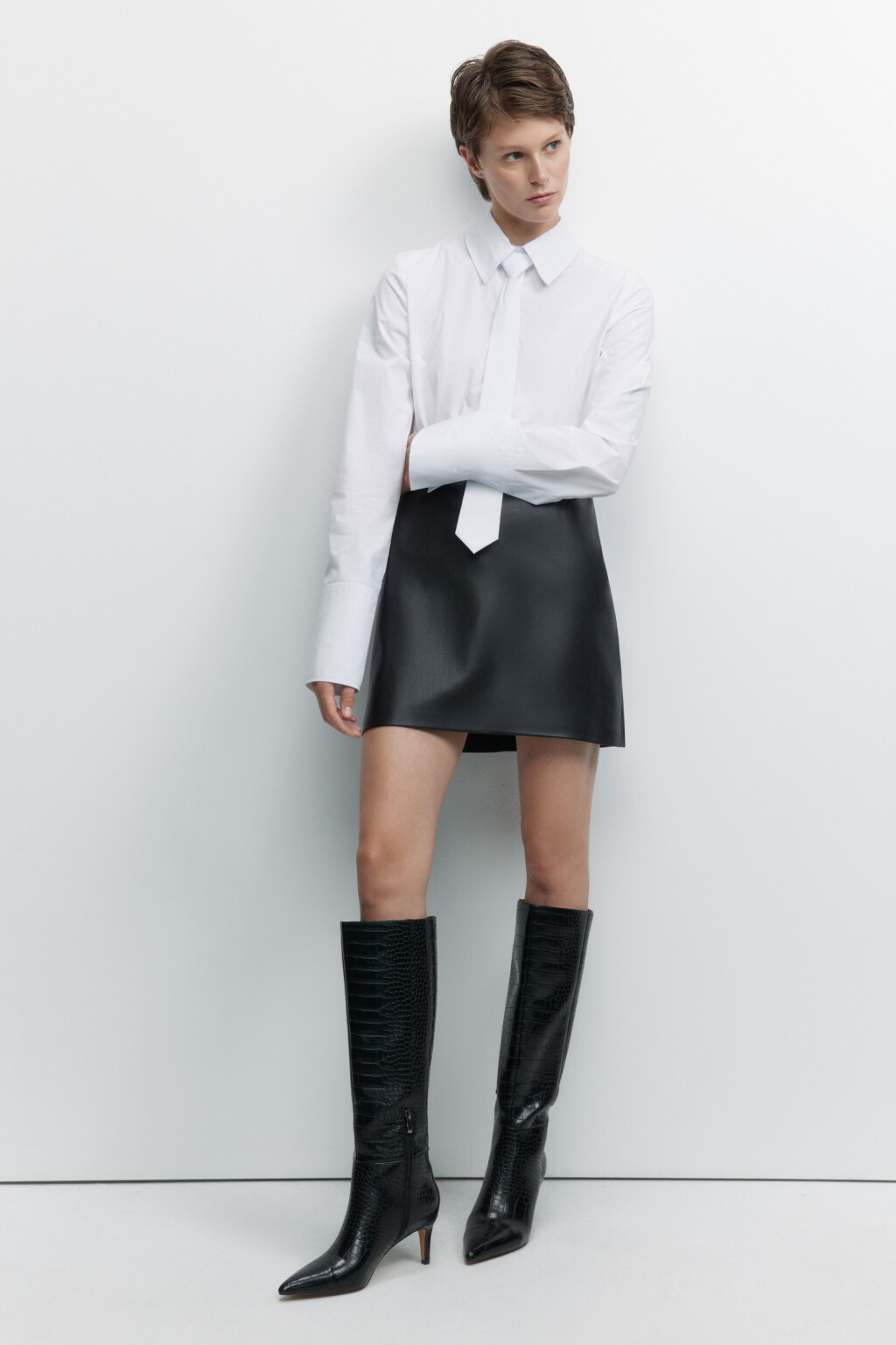 Юбка-трапеция мини с кожаной фактурой - цвет черный - 4