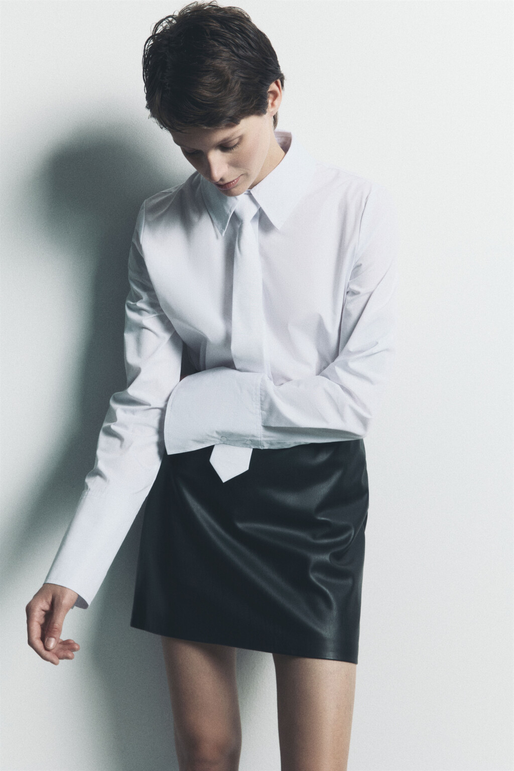 Юбка-трапеция мини с кожаной фактурой - цвет черный - 5