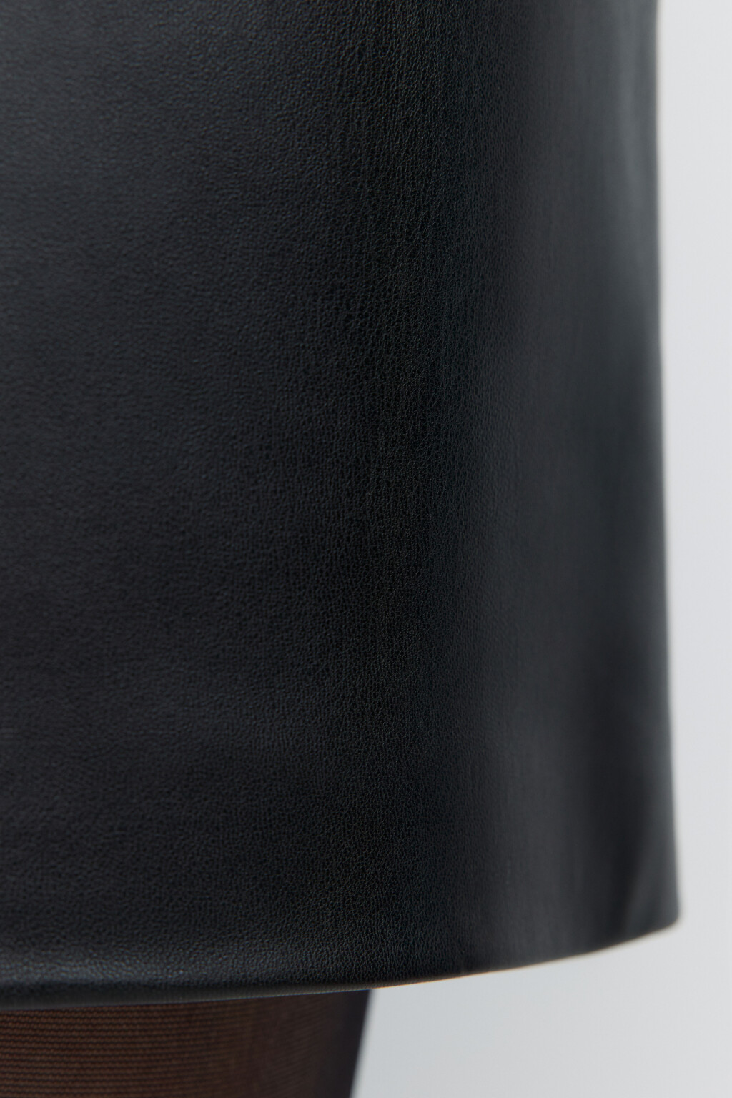 Юбка-трапеция мини с кожаной фактурой - цвет черный - 7