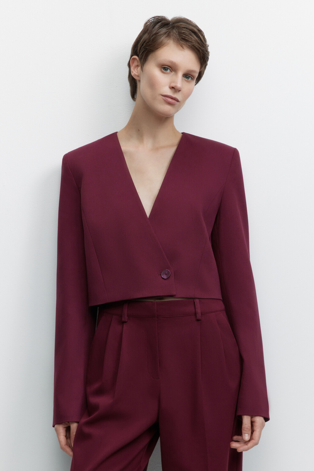 Пиджак укороченный однобортный с V-вырезом - цвет бордовый - 2