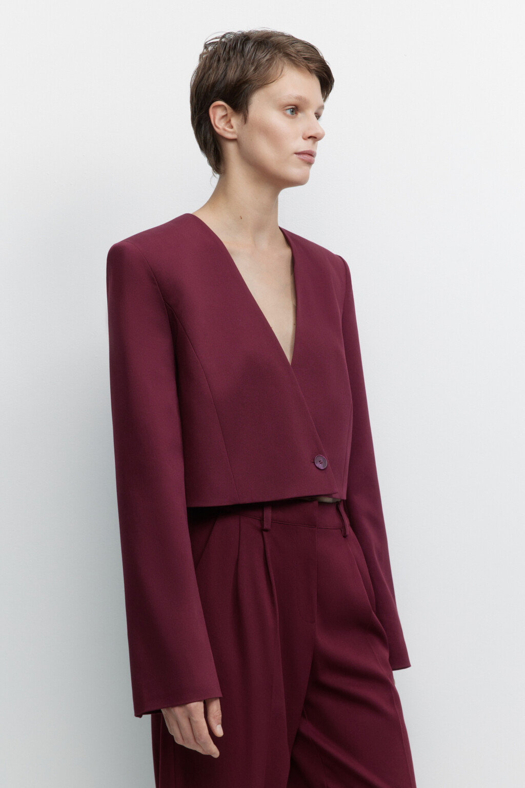 Пиджак укороченный однобортный с V-вырезом - цвет бордовый - 3