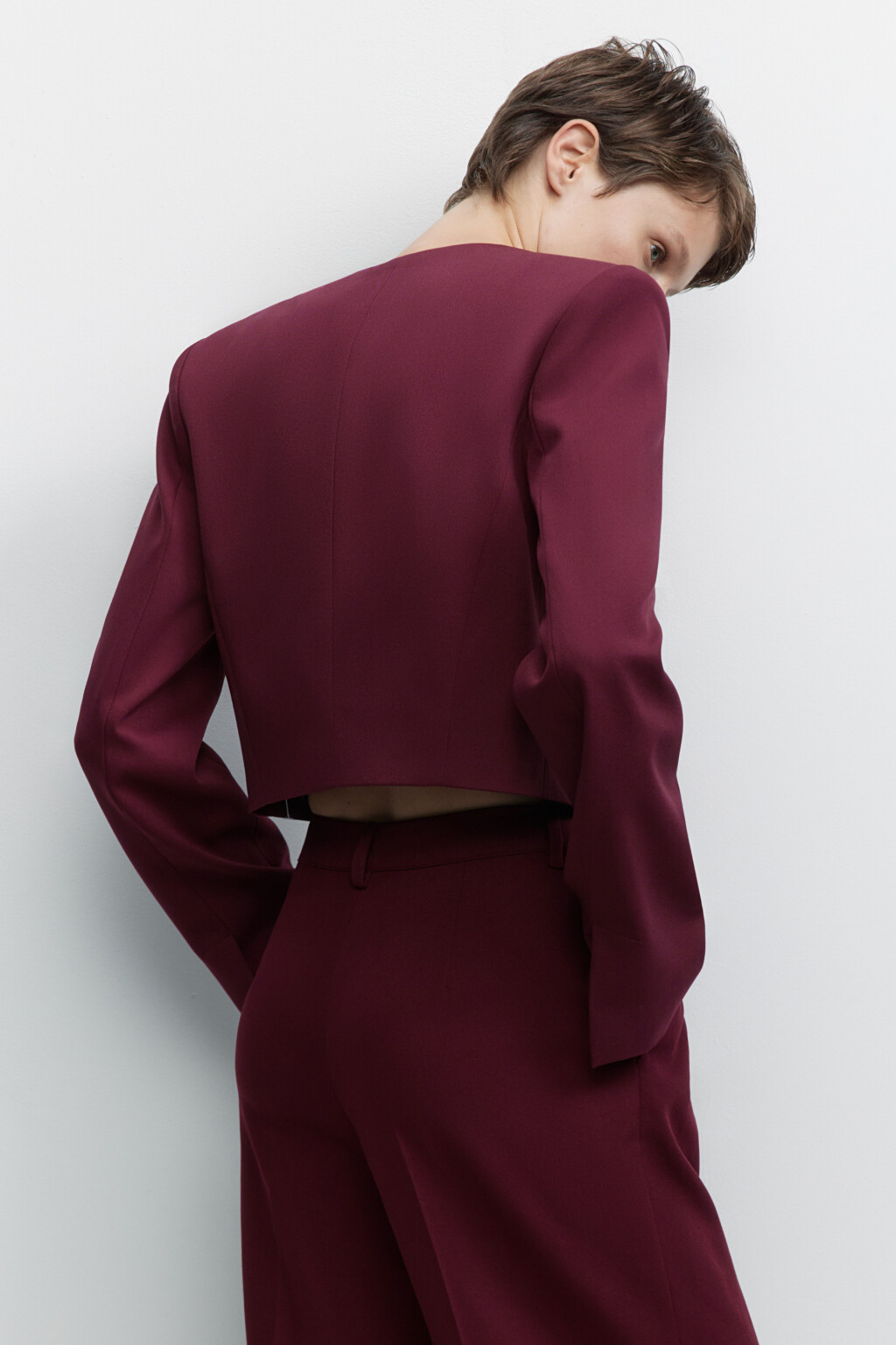 Пиджак укороченный однобортный с V-вырезом - цвет бордовый - 4