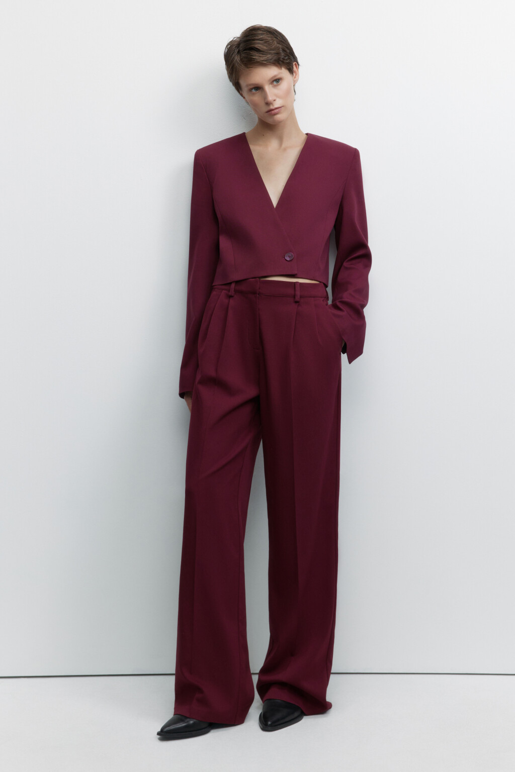 Пиджак укороченный однобортный с V-вырезом - цвет бордовый - 1