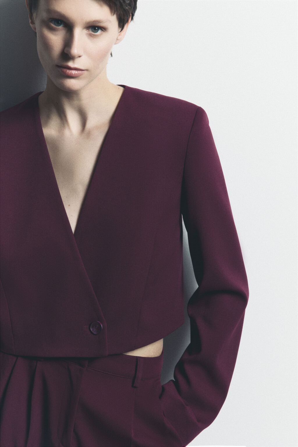 Пиджак укороченный однобортный с V-вырезом - цвет бордовый - 5