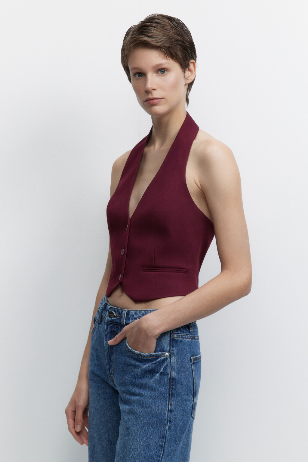 Жилет укороченный костюмный с открытыми плечами - цвет бордовый - 2