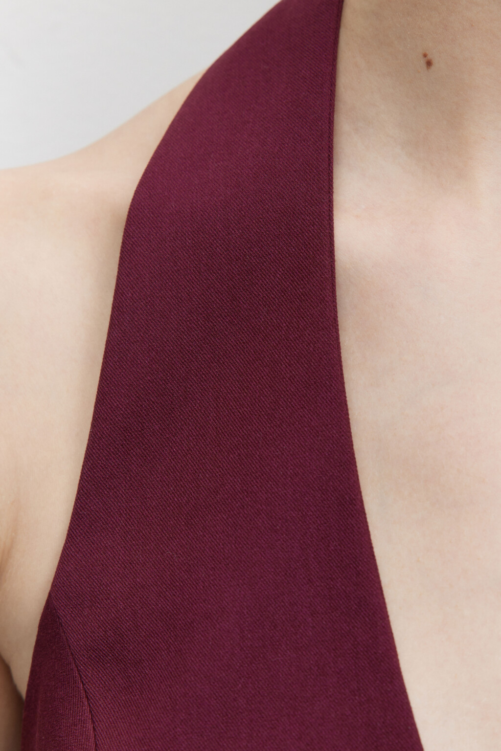 Жилет укороченный костюмный с открытыми плечами - цвет бордовый - 5