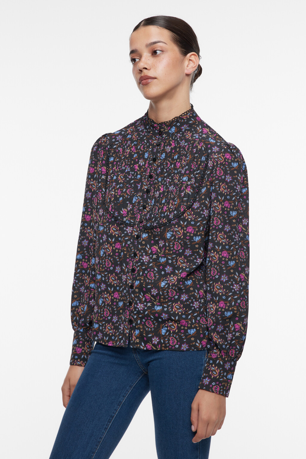 Блузка прямая с манишкой и цветочным принтом - цвет черный - 2