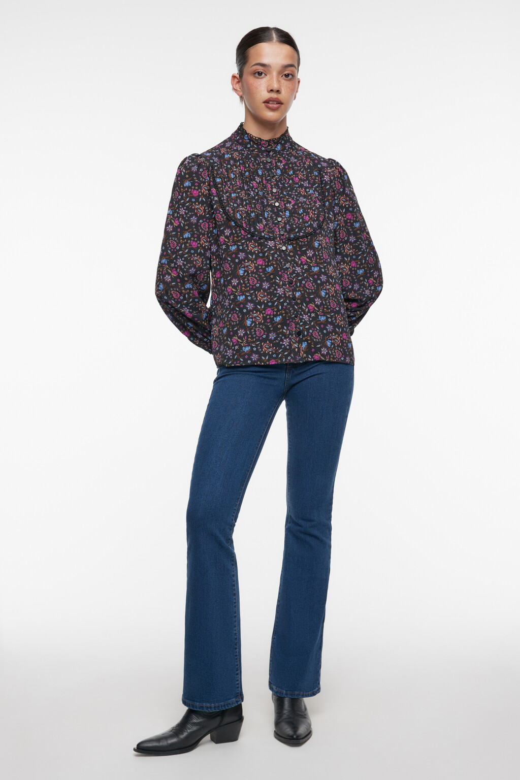 Блузка прямая с манишкой и цветочным принтом - цвет черный - 4