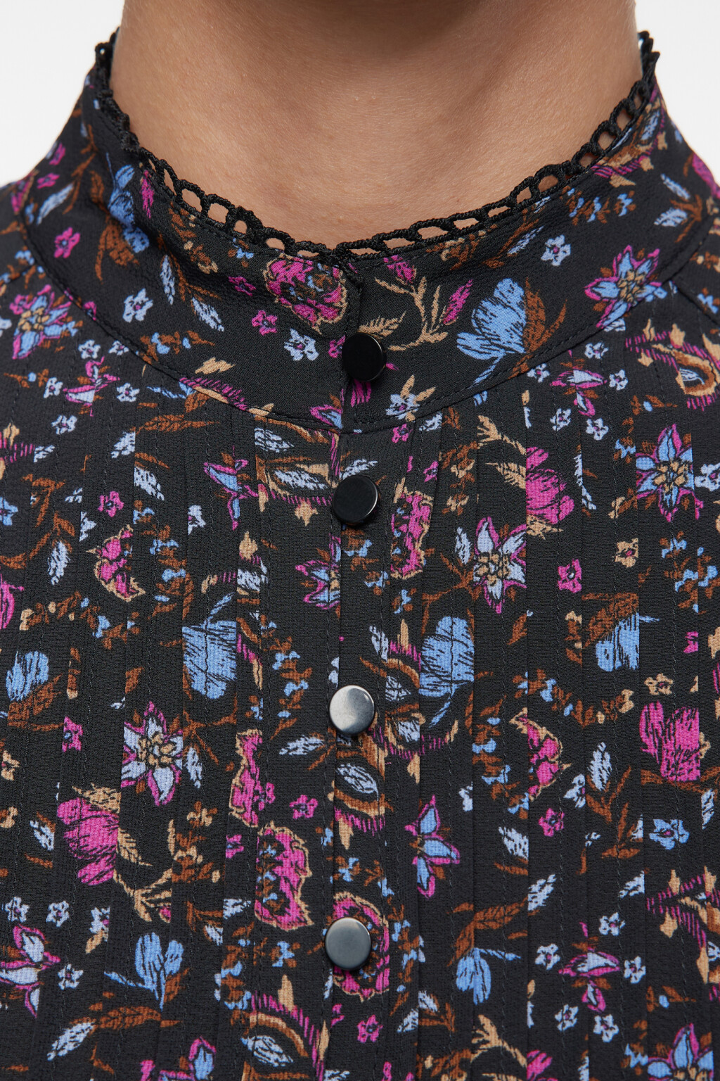 Блузка прямая с манишкой и цветочным принтом - цвет черный - 5