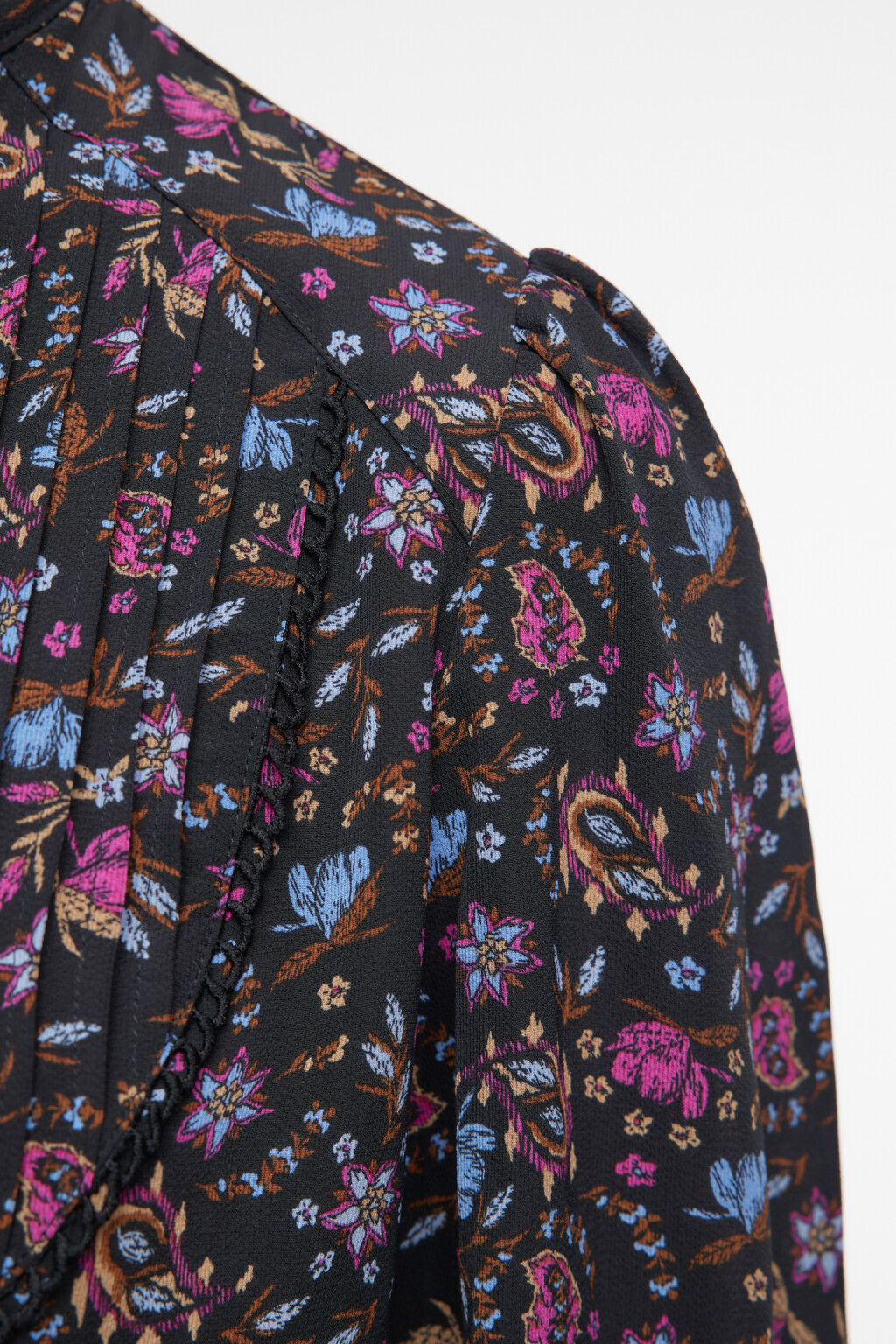 Блузка прямая с манишкой и цветочным принтом - цвет черный - 6