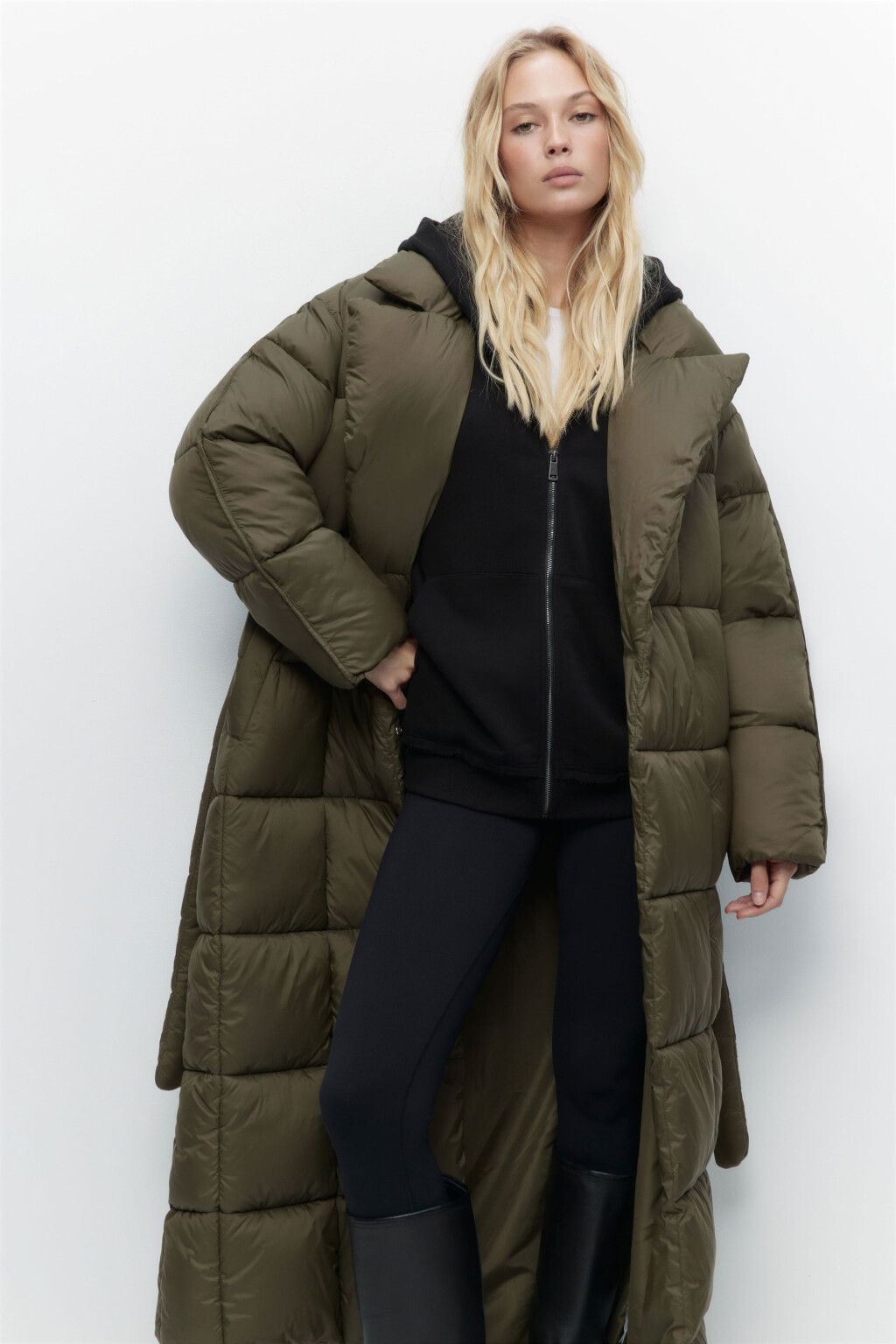 Пальто стеганое с поясом и широким воротником - цвет зеленый - 5