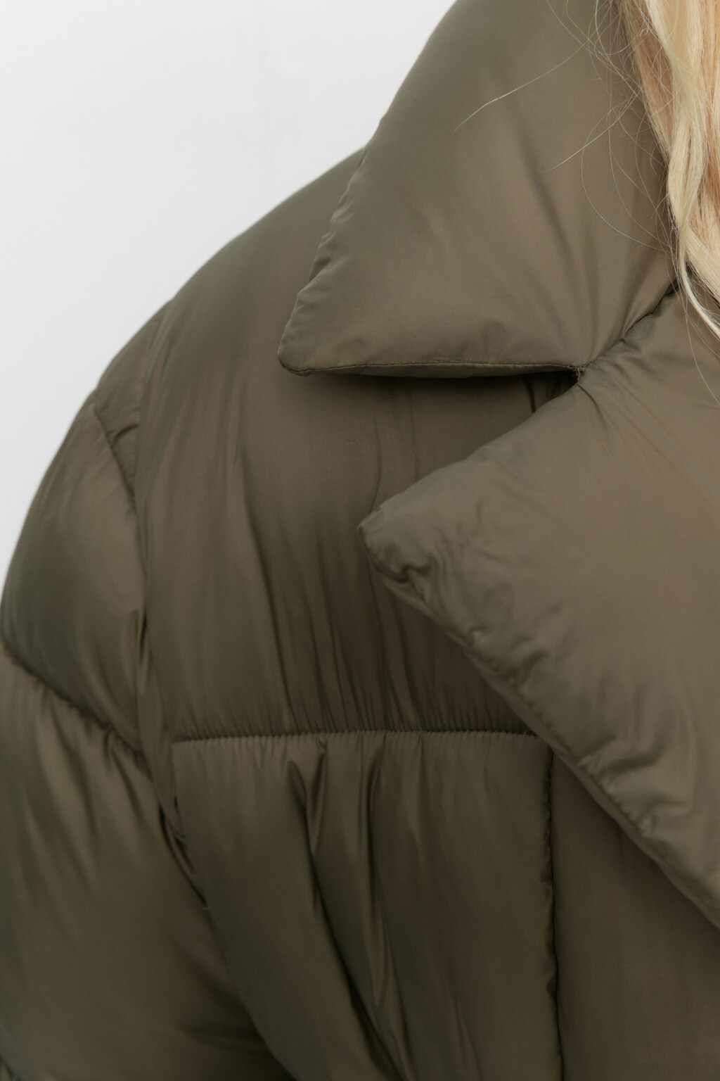 Пальто стеганое с поясом и широким воротником - цвет зеленый - 8
