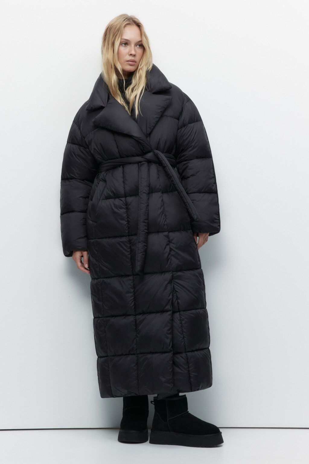 Пальто стеганое с поясом и широким воротником - цвет черный - 4