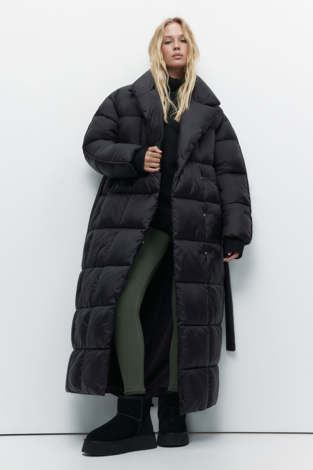Пальто стеганое с поясом и широким воротником - цвет черный - 3