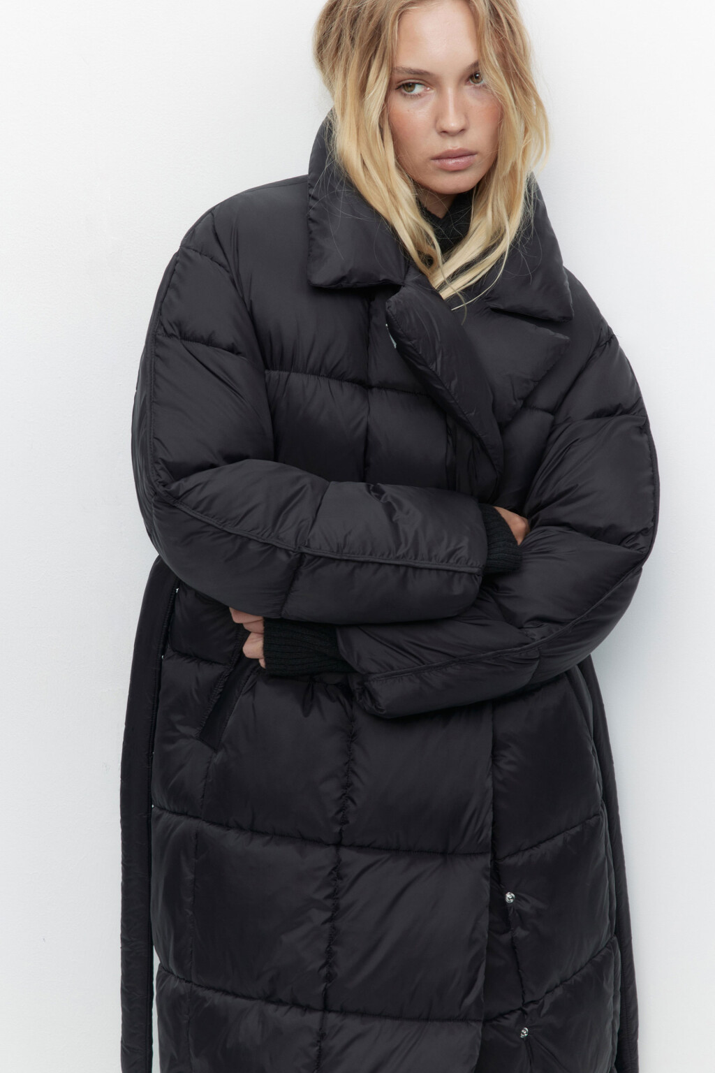 Пальто стеганое с поясом и широким воротником - цвет черный - 2