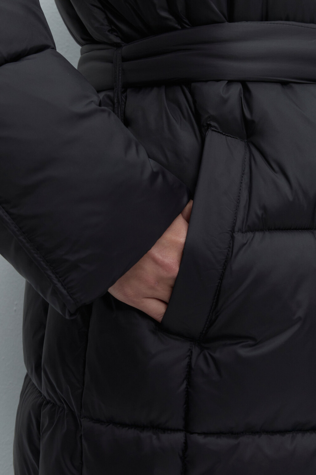 Пальто стеганое с поясом и широким воротником - цвет черный - 8