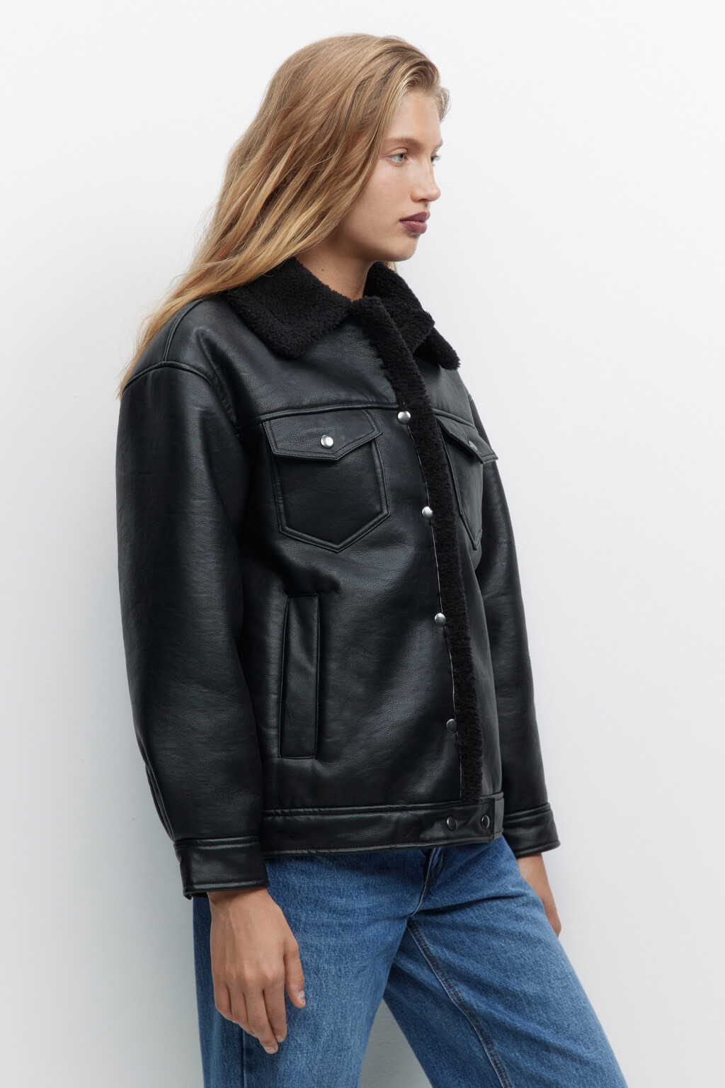 Куртка-дубленка утепленная с меховым воротником - цвет черный - 4