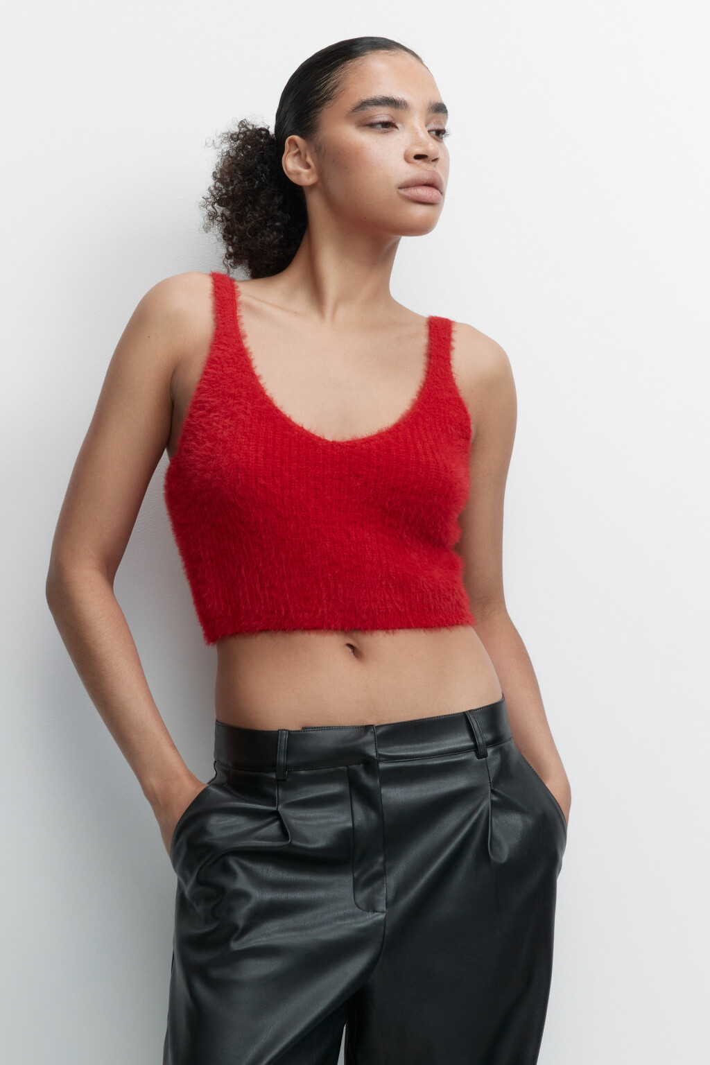 Топ-майка вязаный укороченный из пряжи-травки - цвет красный - 2