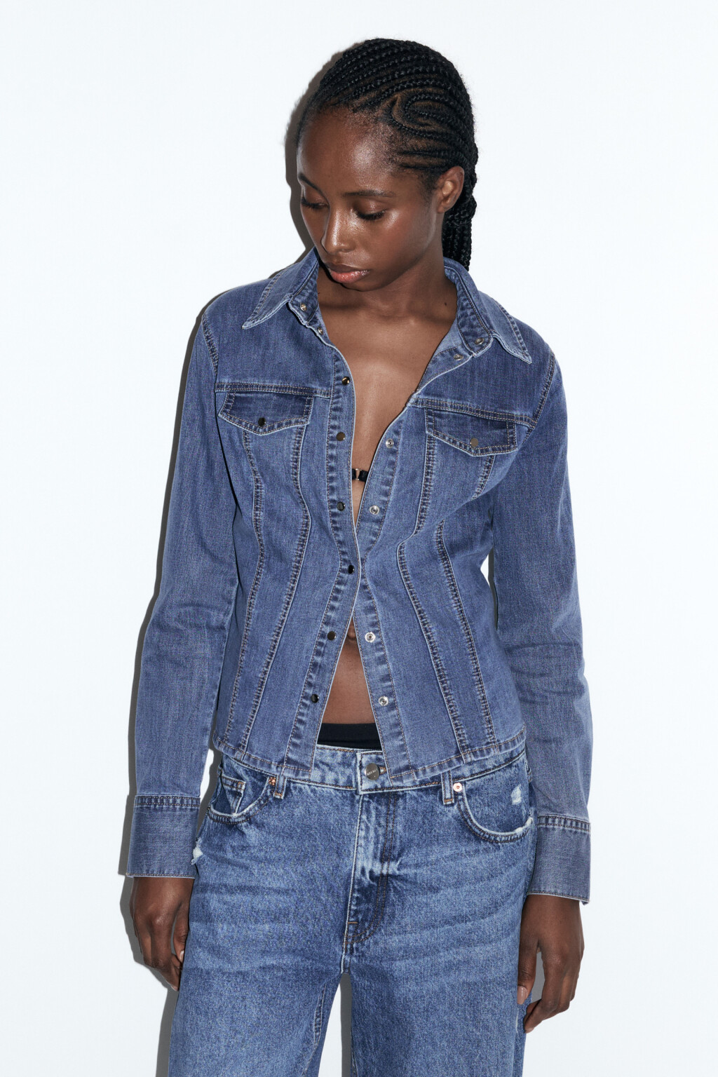 Блузка-рубашка джинсовая облегающая с карманами - цвет голубой - 2