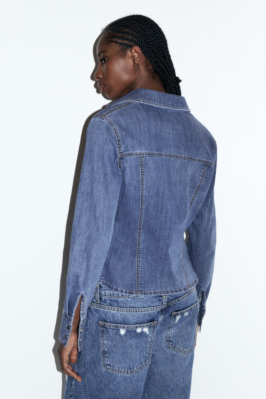 Блузка-рубашка джинсовая облегающая с карманами - цвет голубой - 4