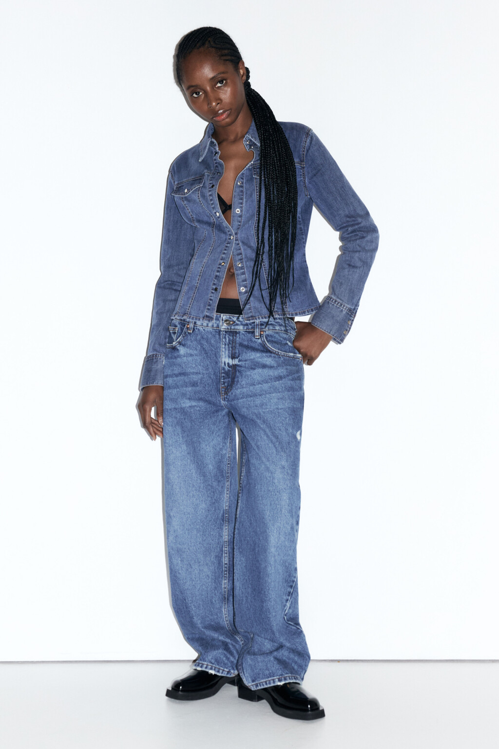 Блузка-рубашка джинсовая облегающая с карманами - цвет голубой - 5