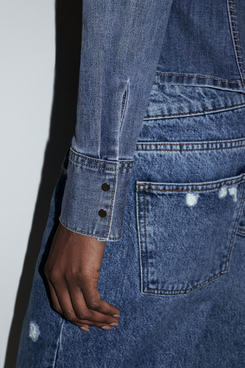 Блузка-рубашка джинсовая облегающая с карманами - цвет голубой - 6