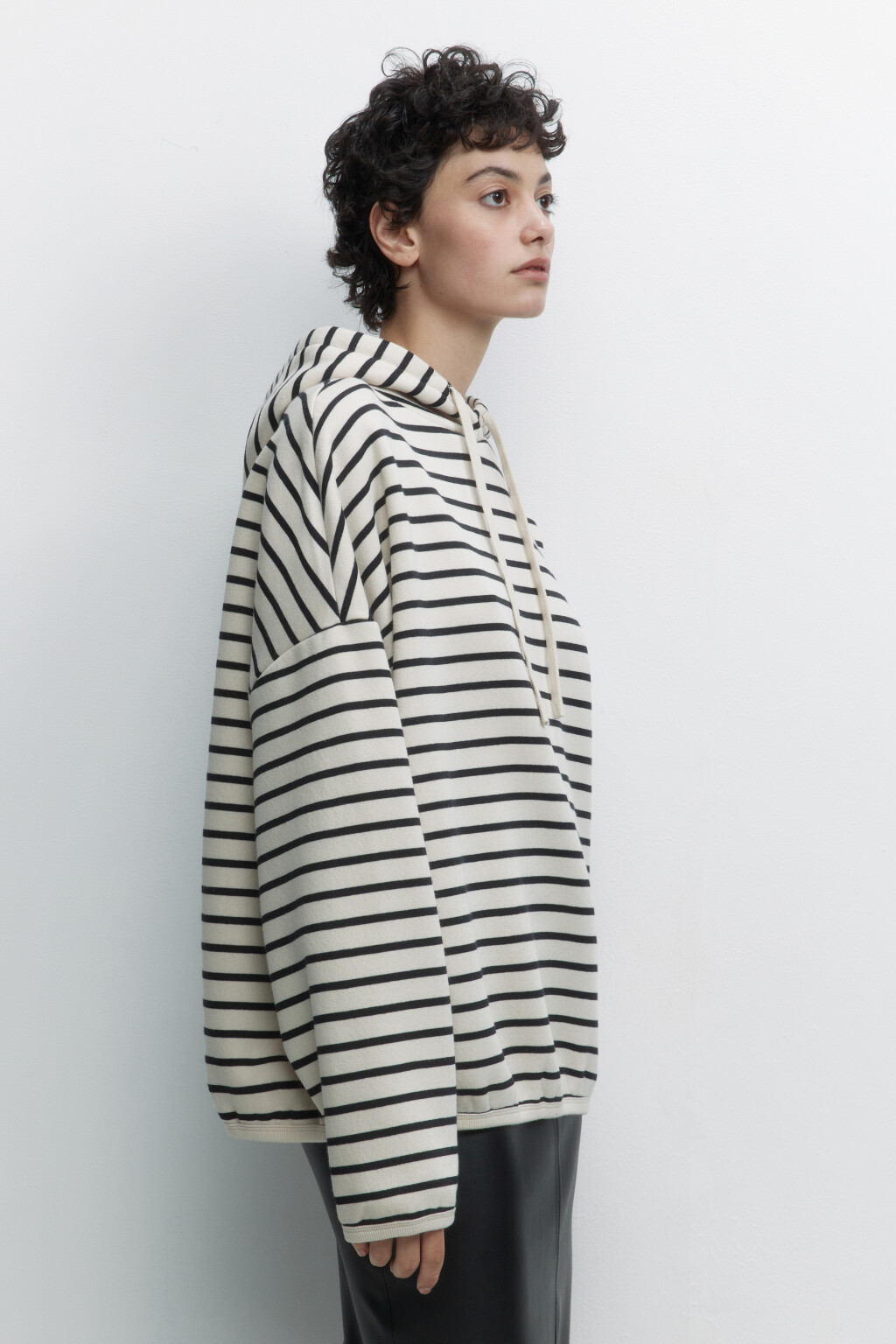 Худи oversize утепленная в полоску с капюшоном - цвет черный - 2