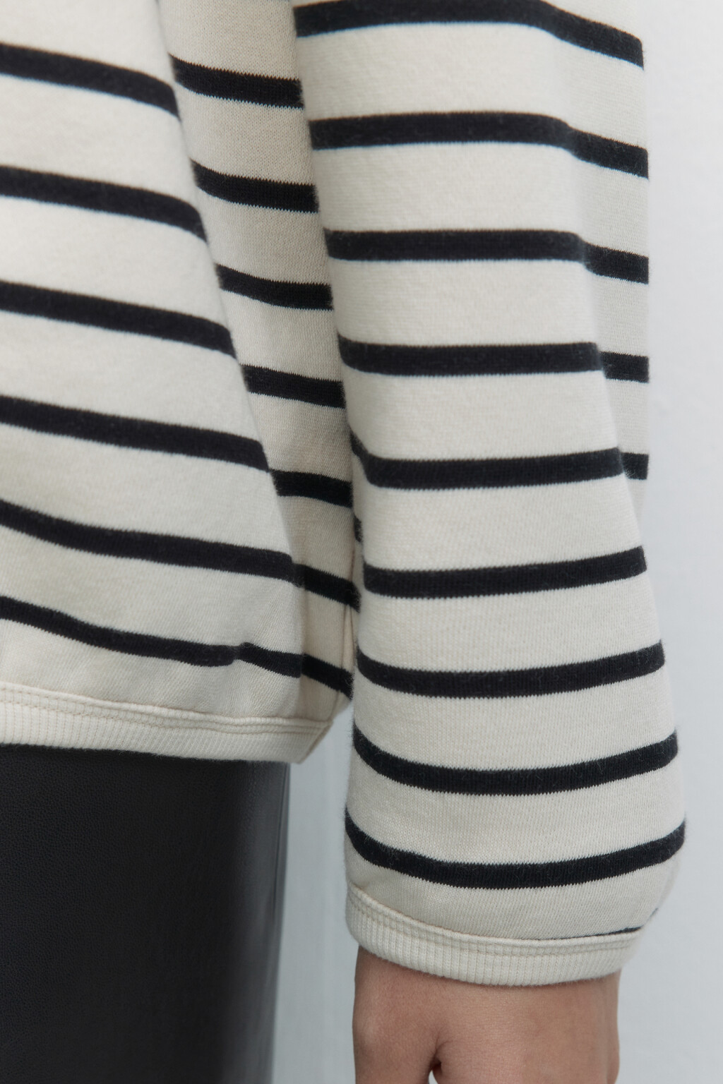 Худи oversize утепленная в полоску с капюшоном - цвет черный - 6