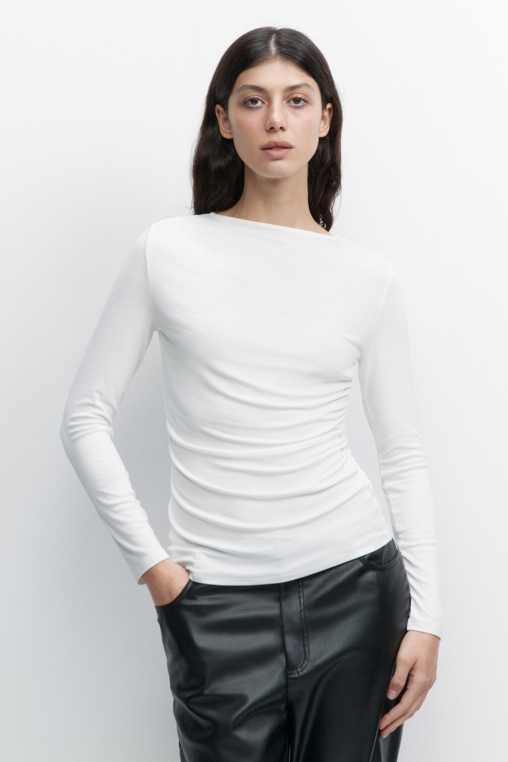 Лонгслив вискозный с драпировкой по бокам - цвет бежевый - 1