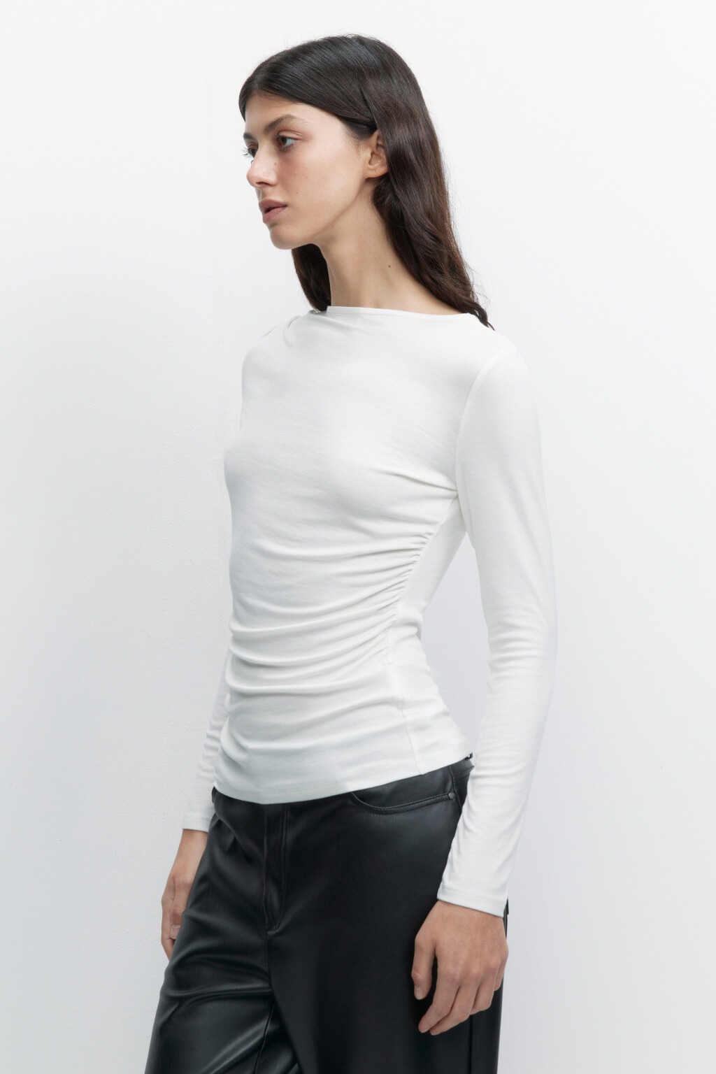 Лонгслив вискозный с драпировкой по бокам - цвет бежевый - 2