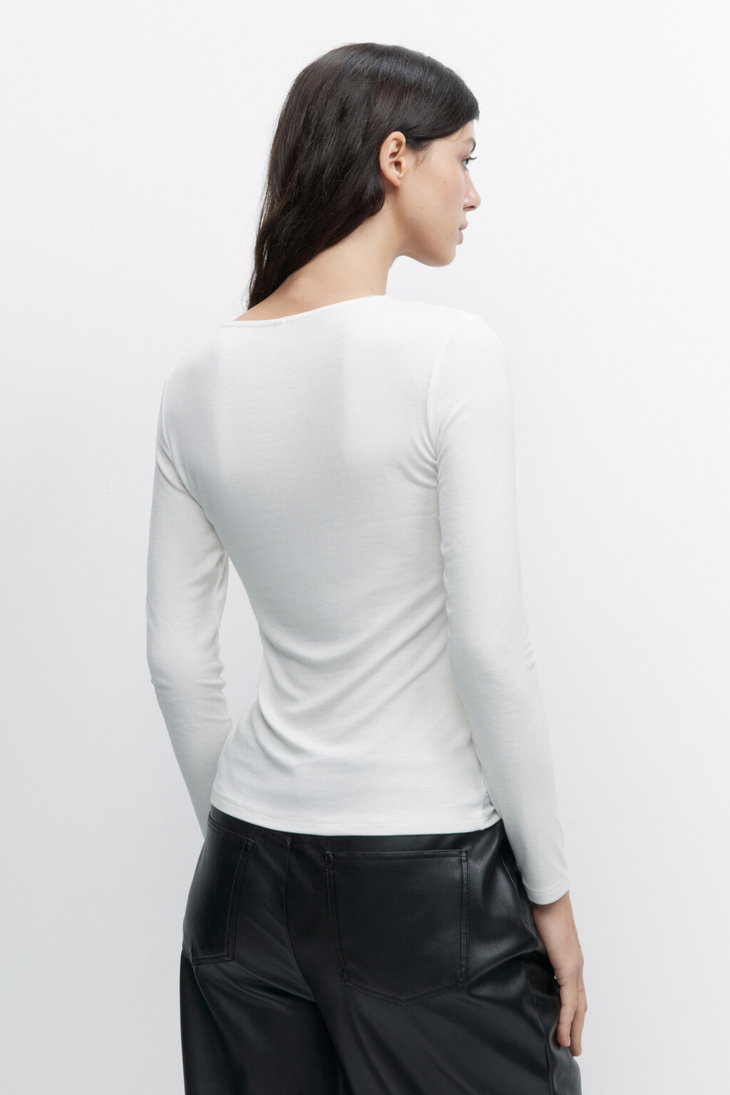 Лонгслив вискозный с драпировкой по бокам - цвет бежевый - 3