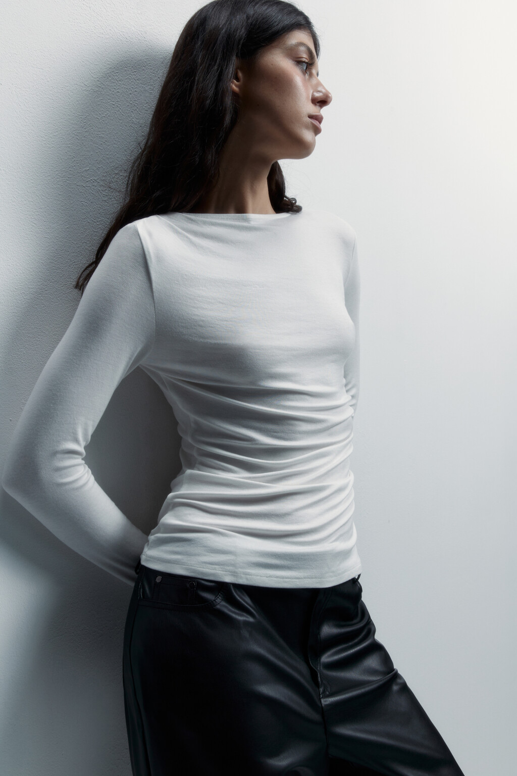 Лонгслив вискозный с драпировкой по бокам - цвет бежевый - 5