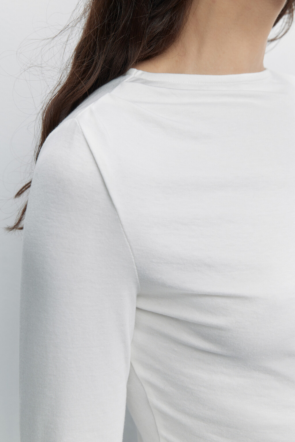 Лонгслив вискозный с драпировкой по бокам - цвет бежевый - 7