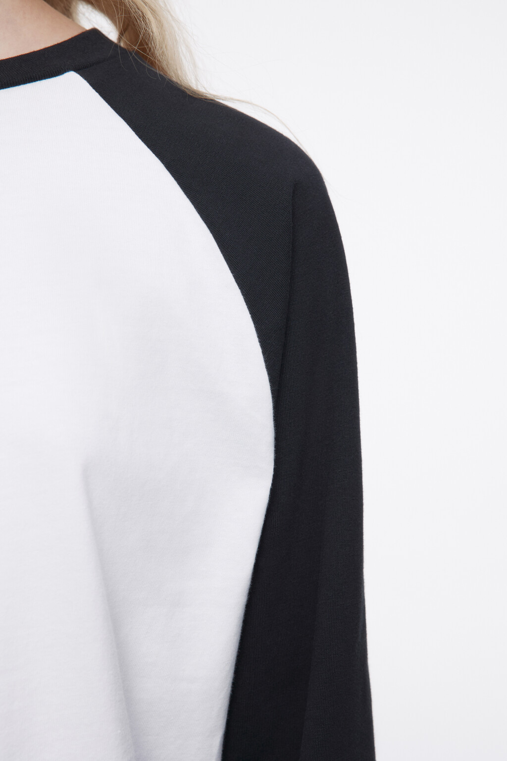 Лонгслив oversize с контрастными рукавами реглан - цвет черный - 7