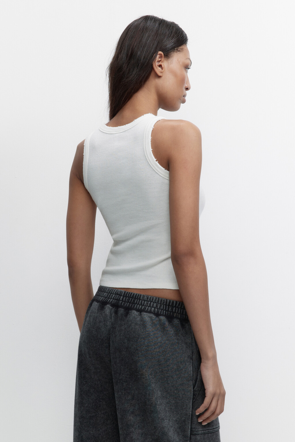 Майка хлопковая рваная с состаренным эффектом - цвет белый - 3