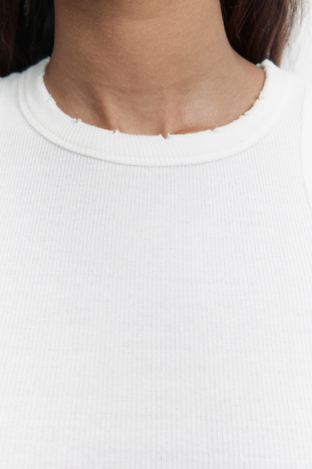 Майка хлопковая рваная с состаренным эффектом - цвет белый - 5