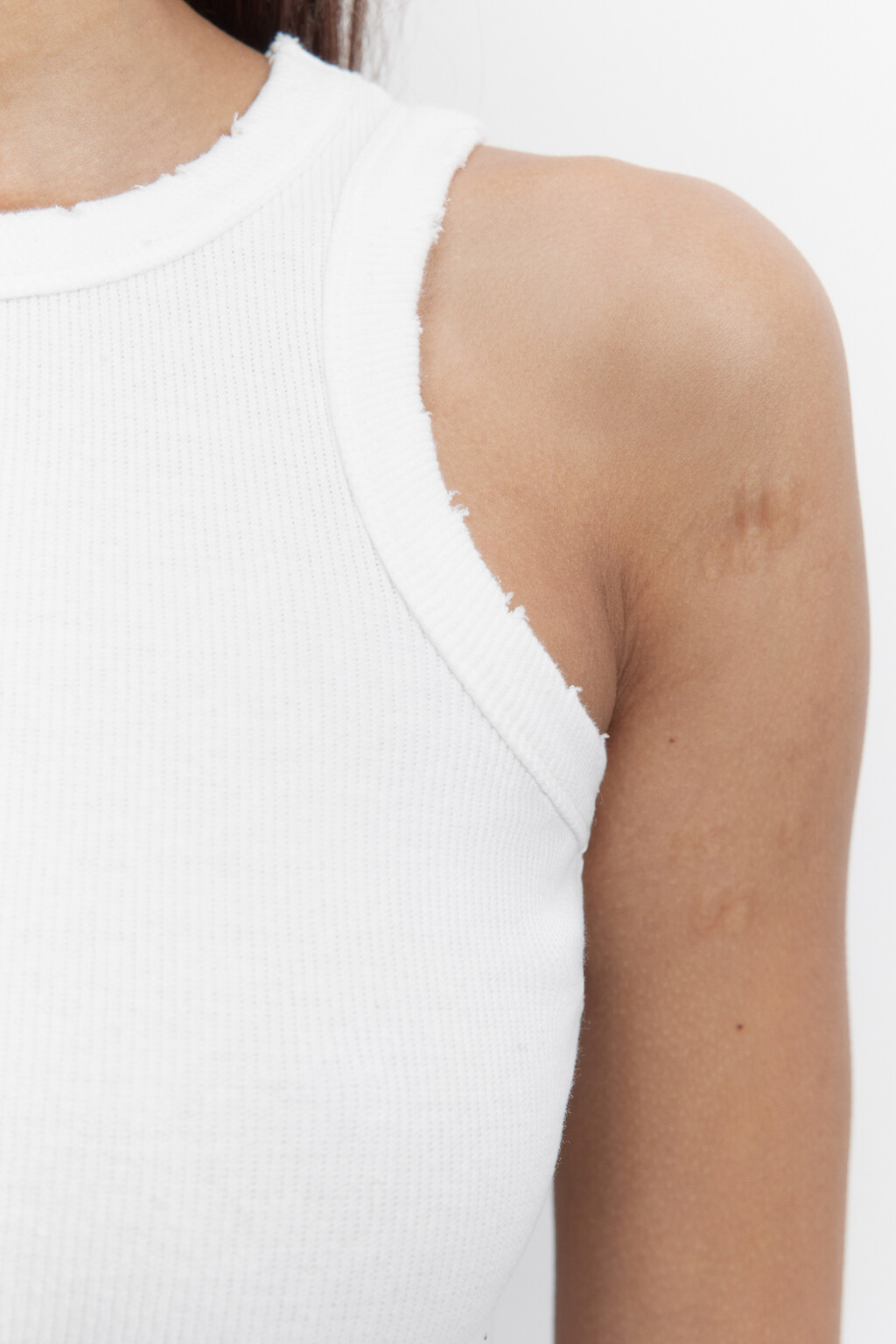 Майка хлопковая рваная с состаренным эффектом - цвет белый - 6