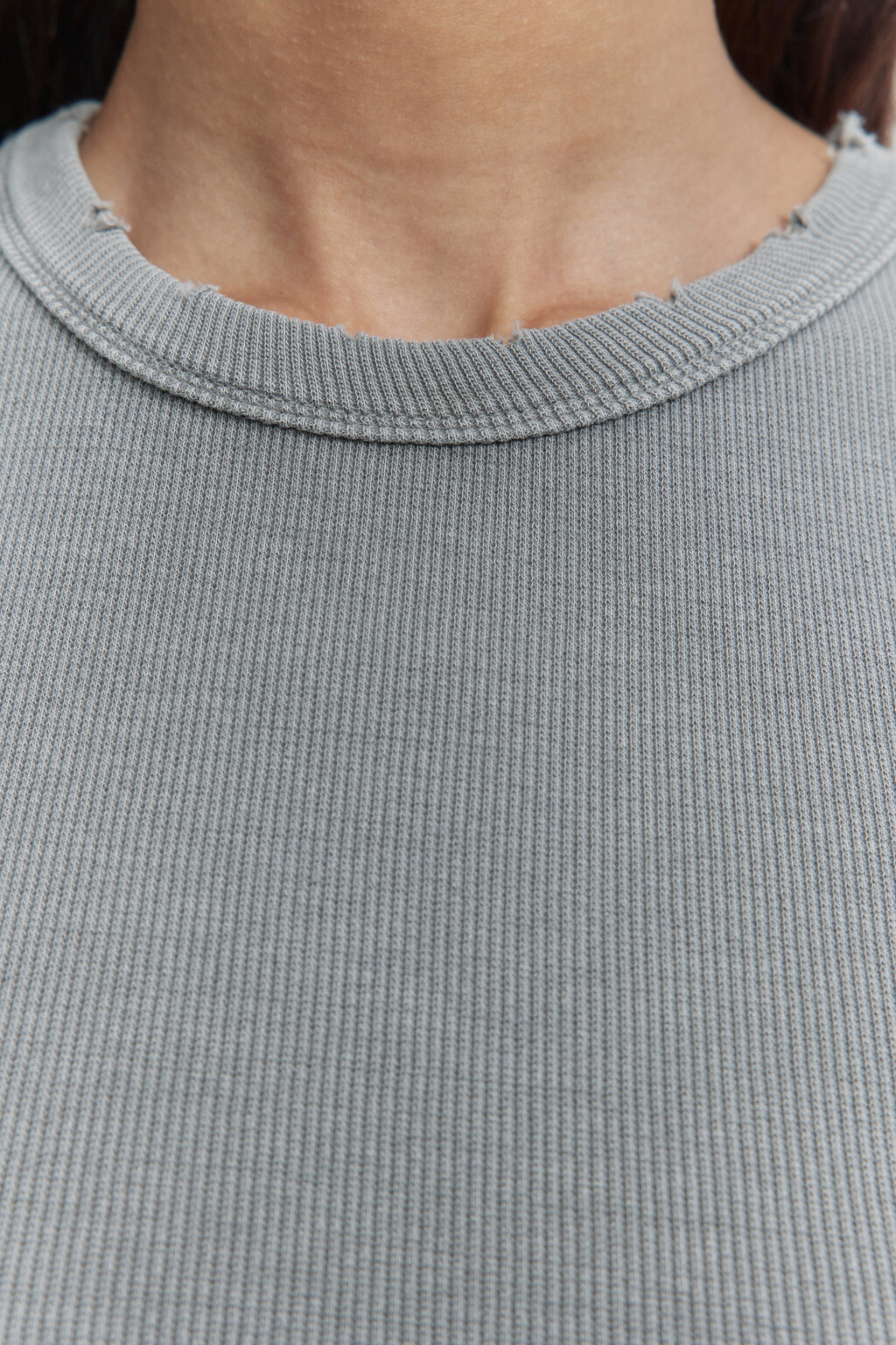 Майка хлопковая рваная с состаренным эффектом - цвет серый - 5