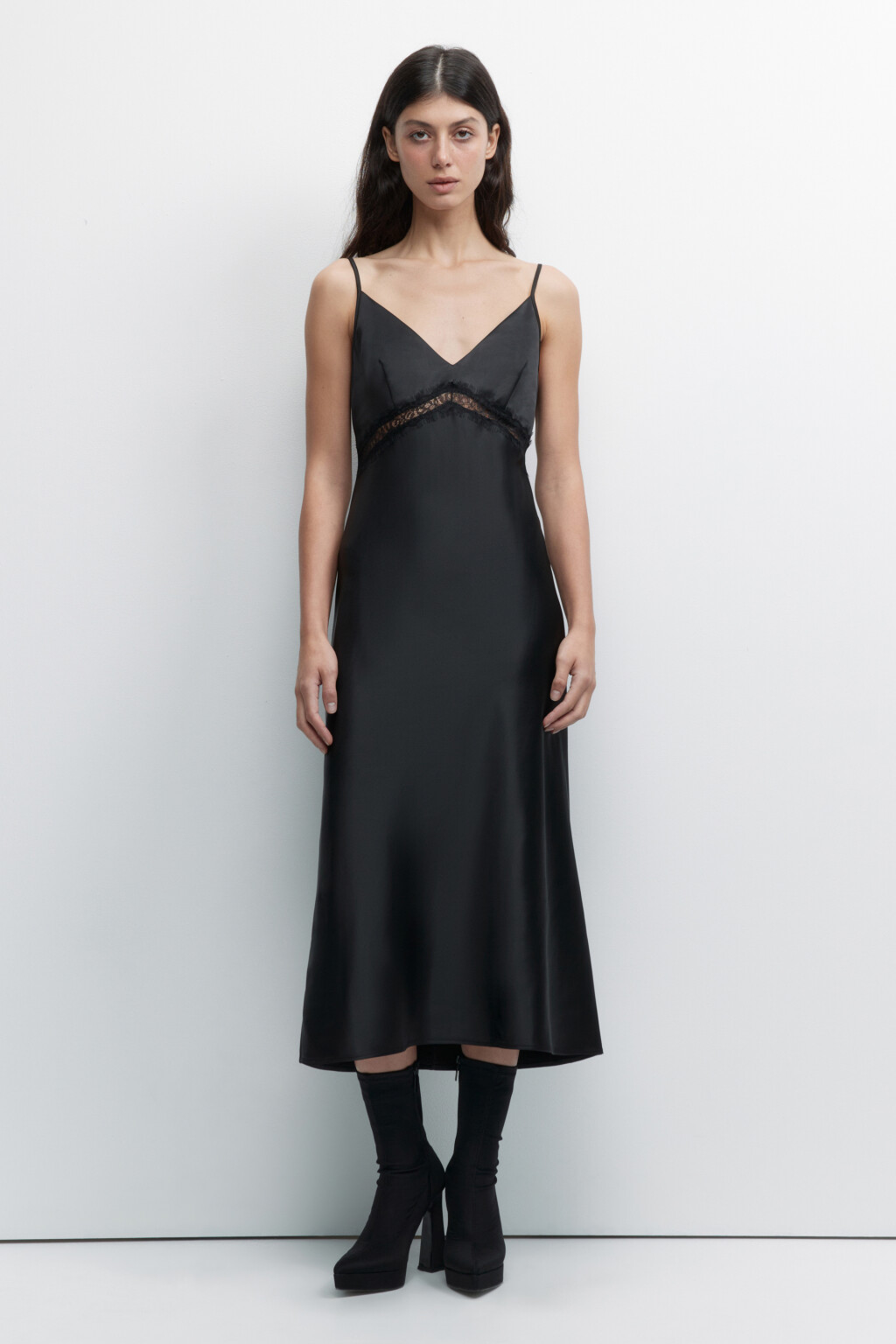 Платье миди атласное с кружевом на лифе - цвет черный - 3