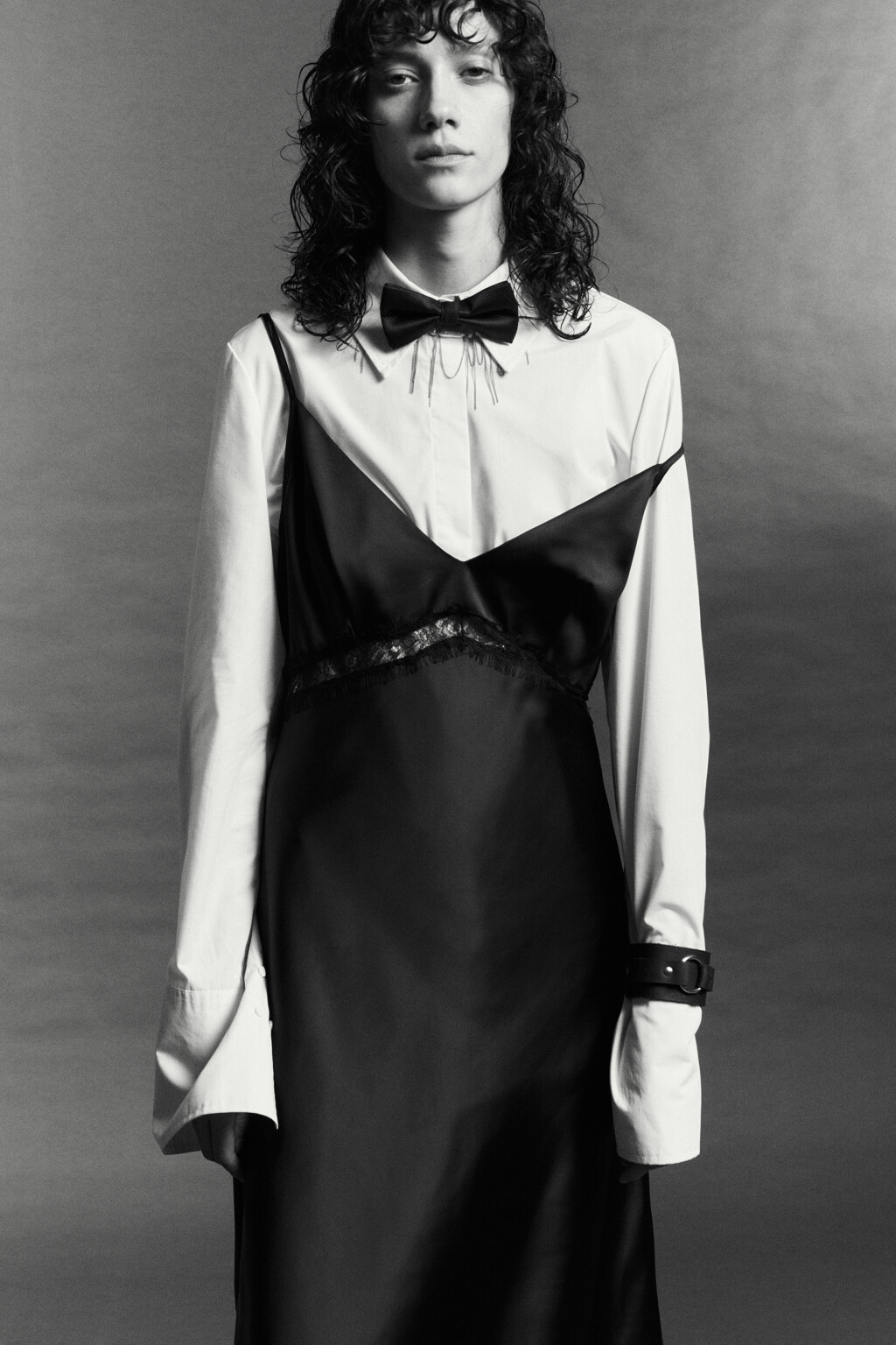 Платье миди атласное с кружевом на лифе - цвет черный - 10