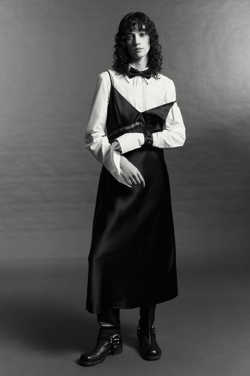 Платье миди атласное с кружевом на лифе - цвет черный - 11