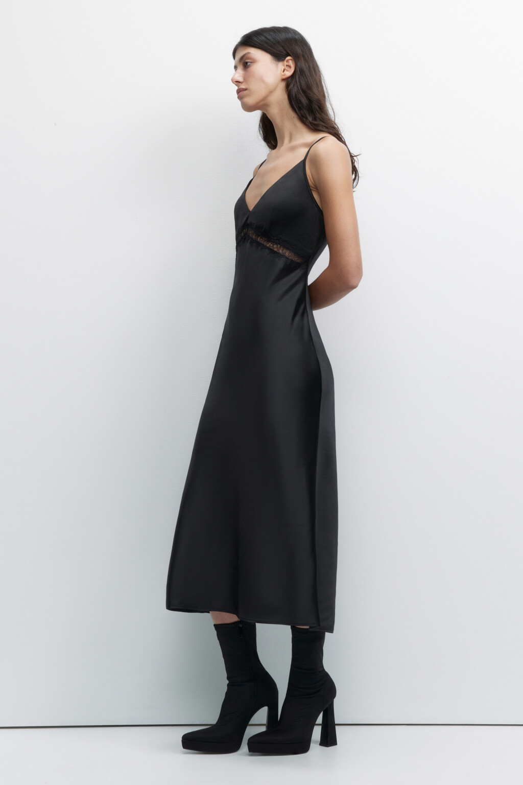 Платье миди атласное с кружевом на лифе - цвет черный - 4