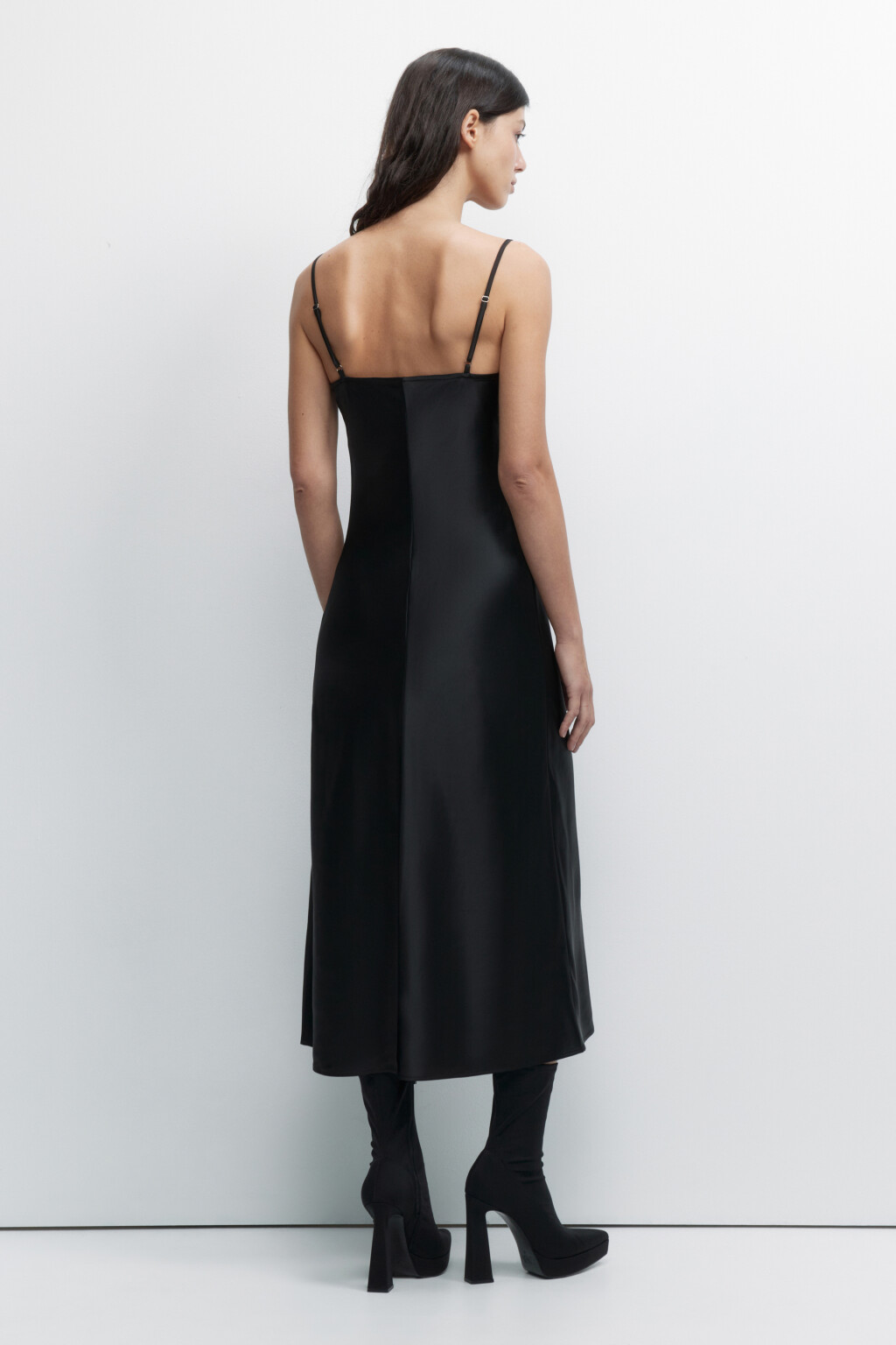 Платье миди атласное с кружевом на лифе - цвет черный - 5