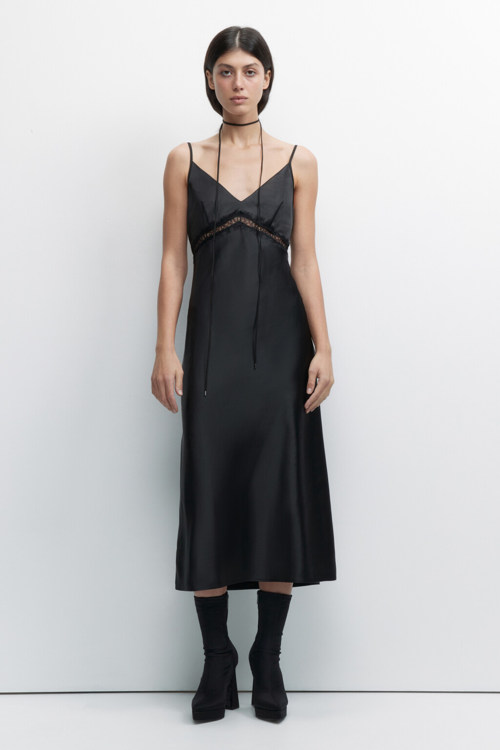 Платье миди атласное с кружевом на лифе - цвет черный - 6