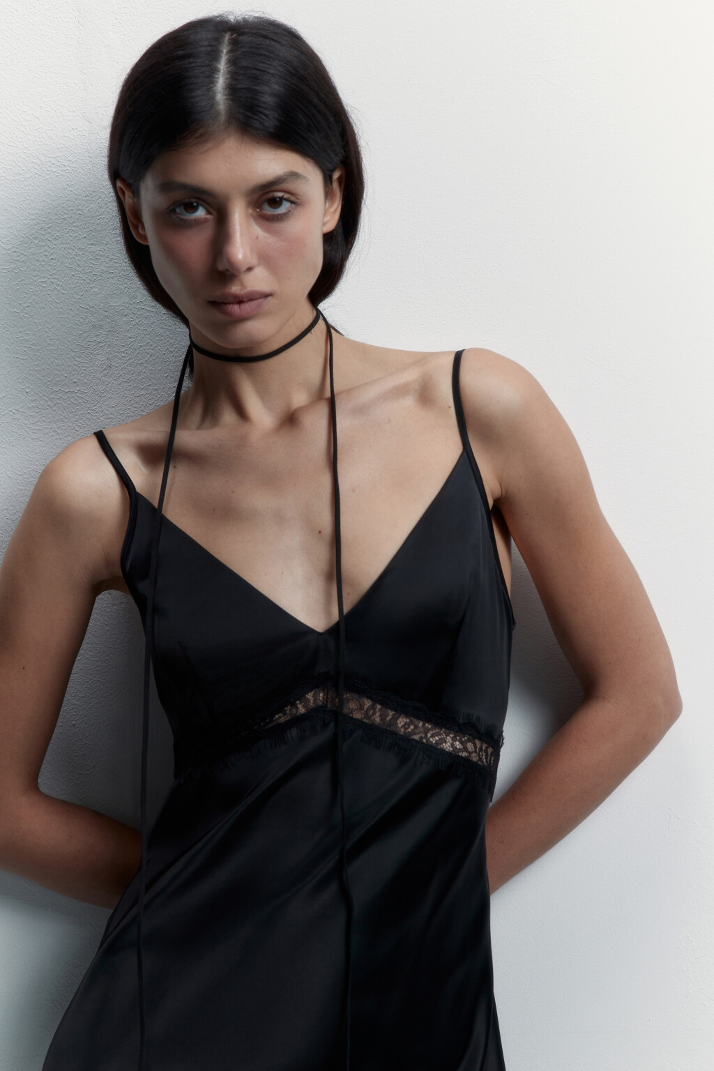 Платье миди атласное с кружевом на лифе - цвет черный - 2