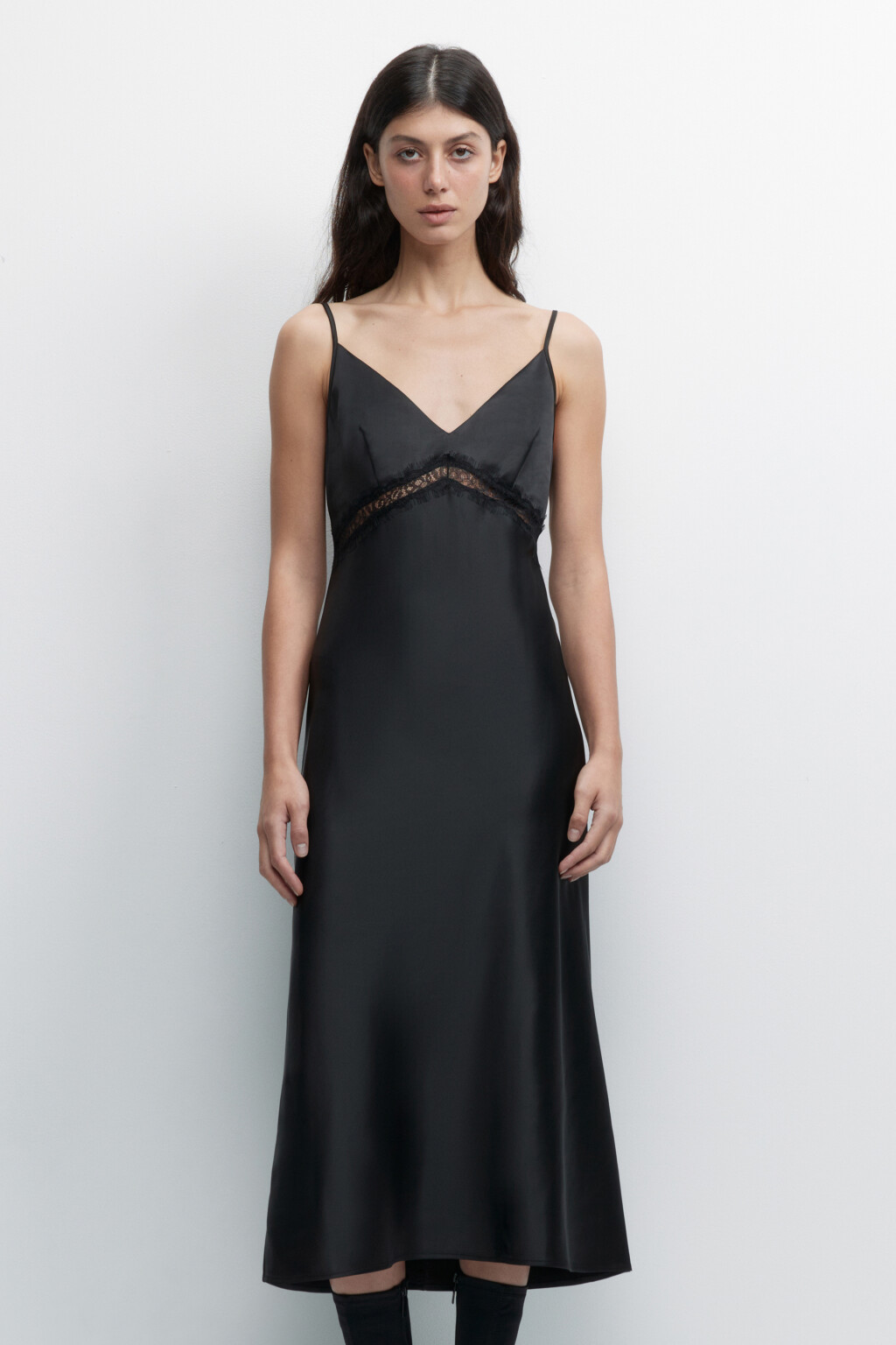 Платье миди атласное с кружевом на лифе - цвет черный - 9