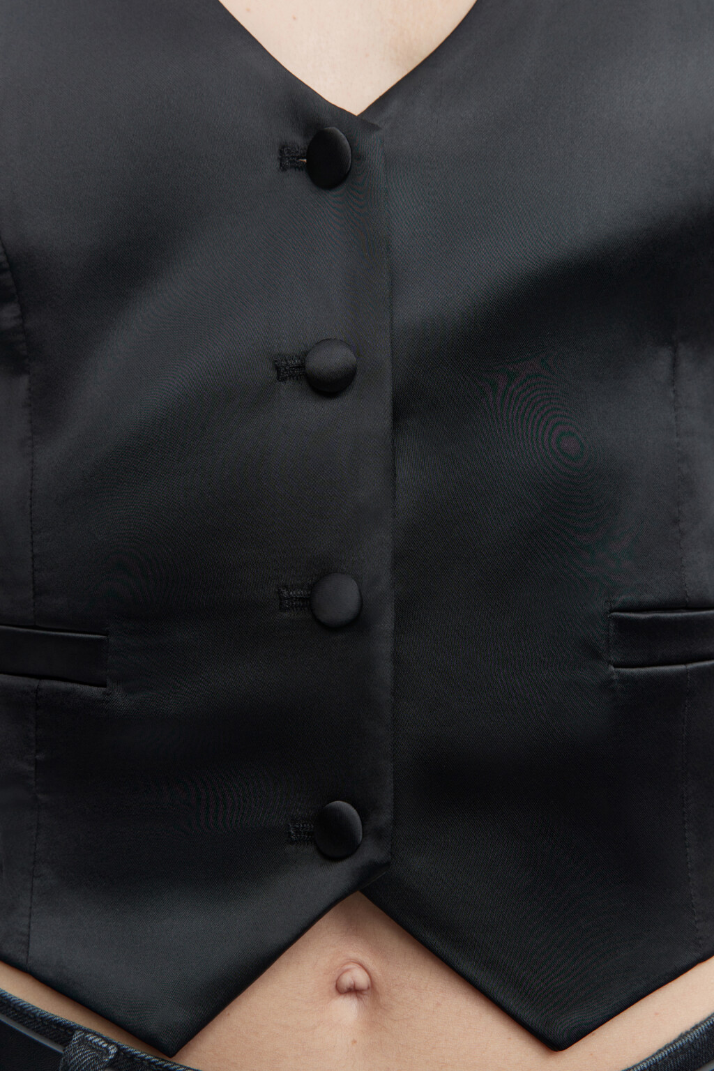Жилет костюмный из атласной ткани - цвет черный - 6